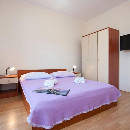 פרימוסטן Family Apartments & Rooms Mikelin מראה חיצוני תמונה