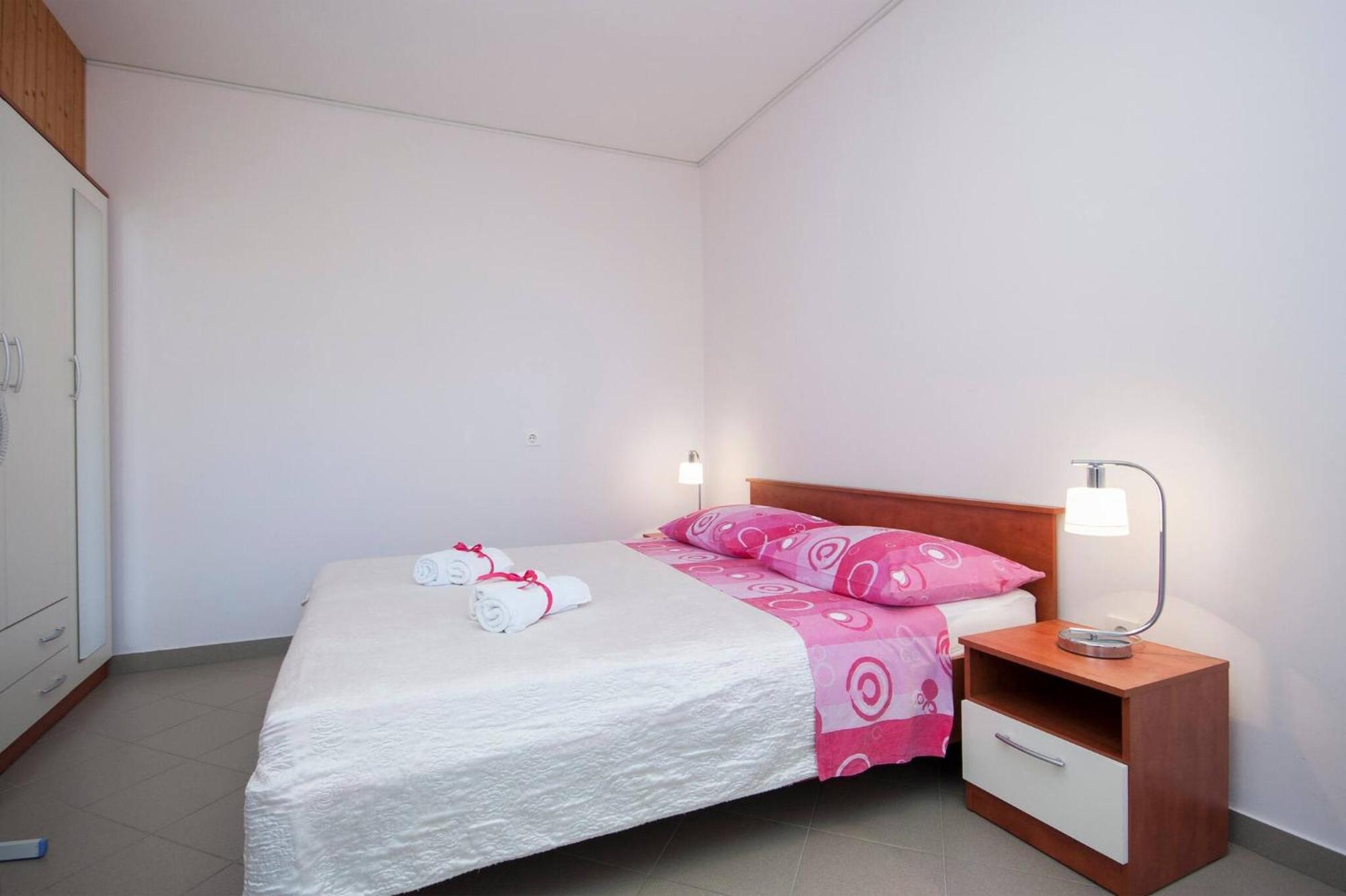 פרימוסטן Family Apartments & Rooms Mikelin מראה חיצוני תמונה
