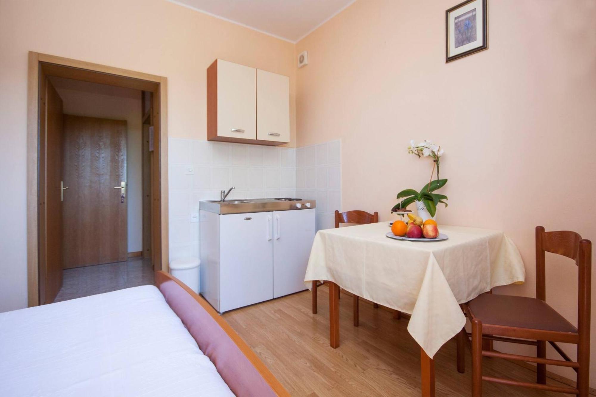 פרימוסטן Family Apartments & Rooms Mikelin מראה חיצוני תמונה