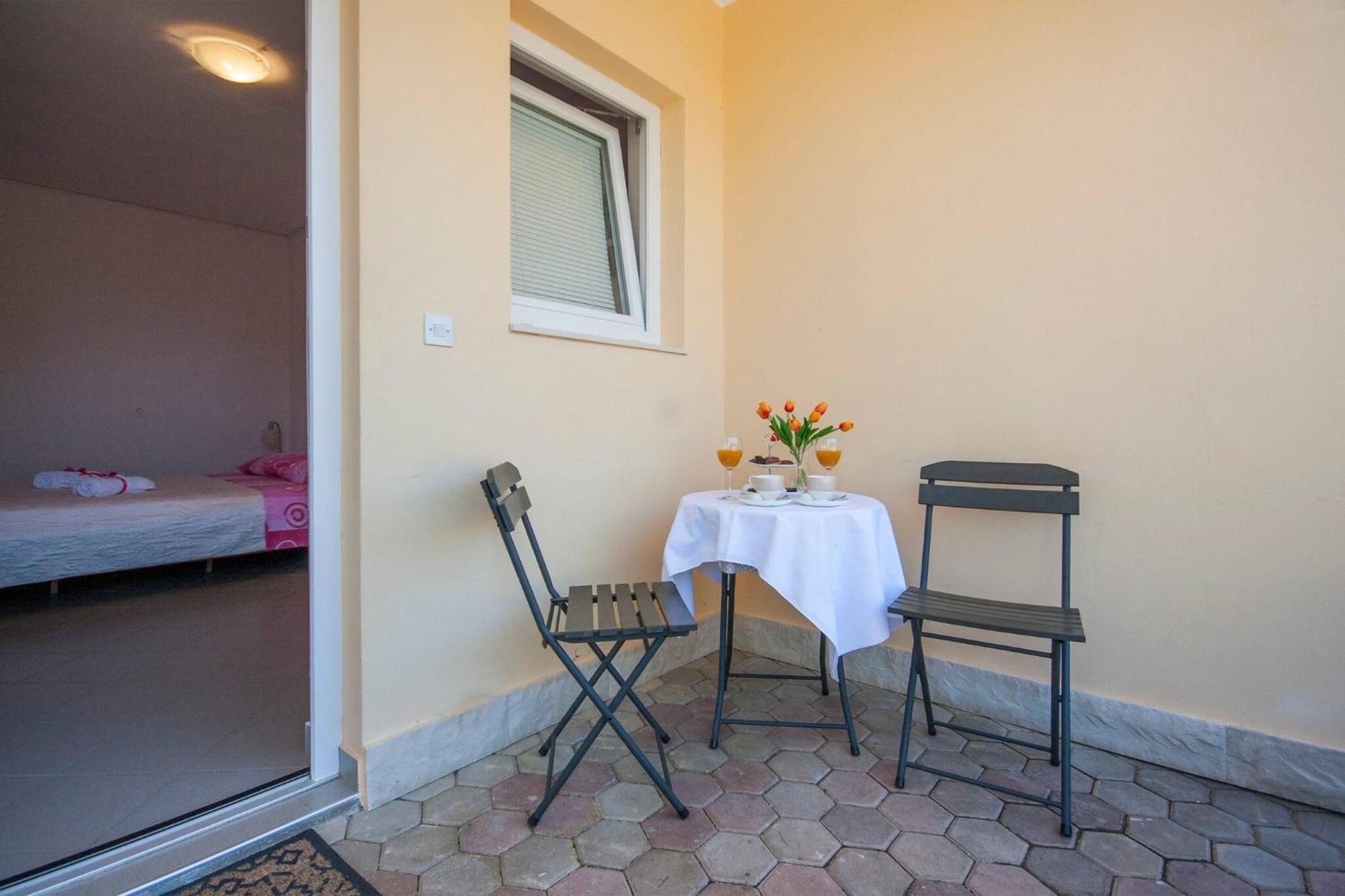 פרימוסטן Family Apartments & Rooms Mikelin מראה חיצוני תמונה