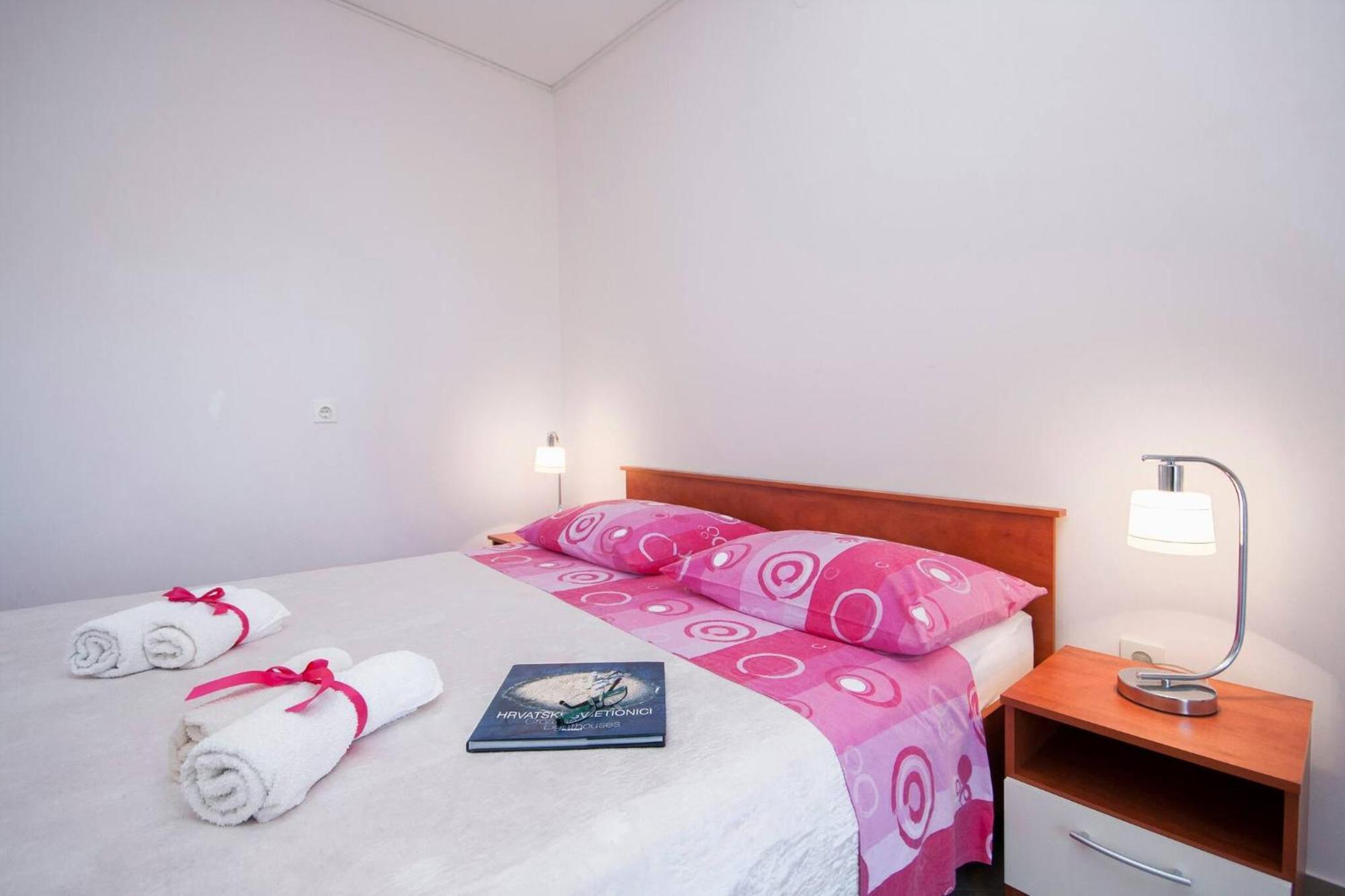 פרימוסטן Family Apartments & Rooms Mikelin מראה חיצוני תמונה