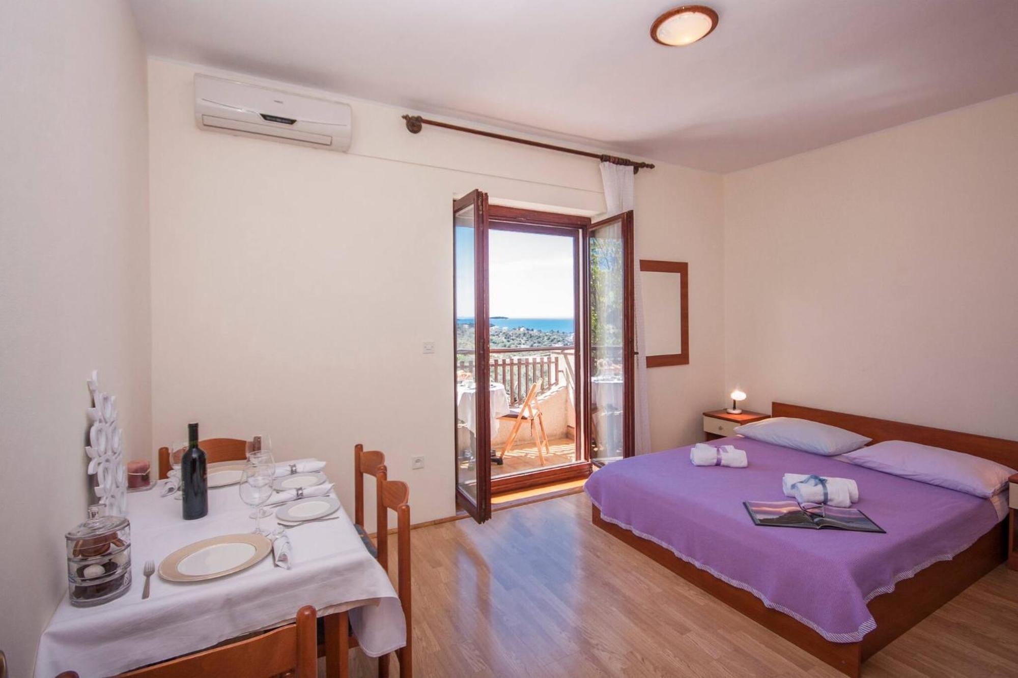 פרימוסטן Family Apartments & Rooms Mikelin מראה חיצוני תמונה