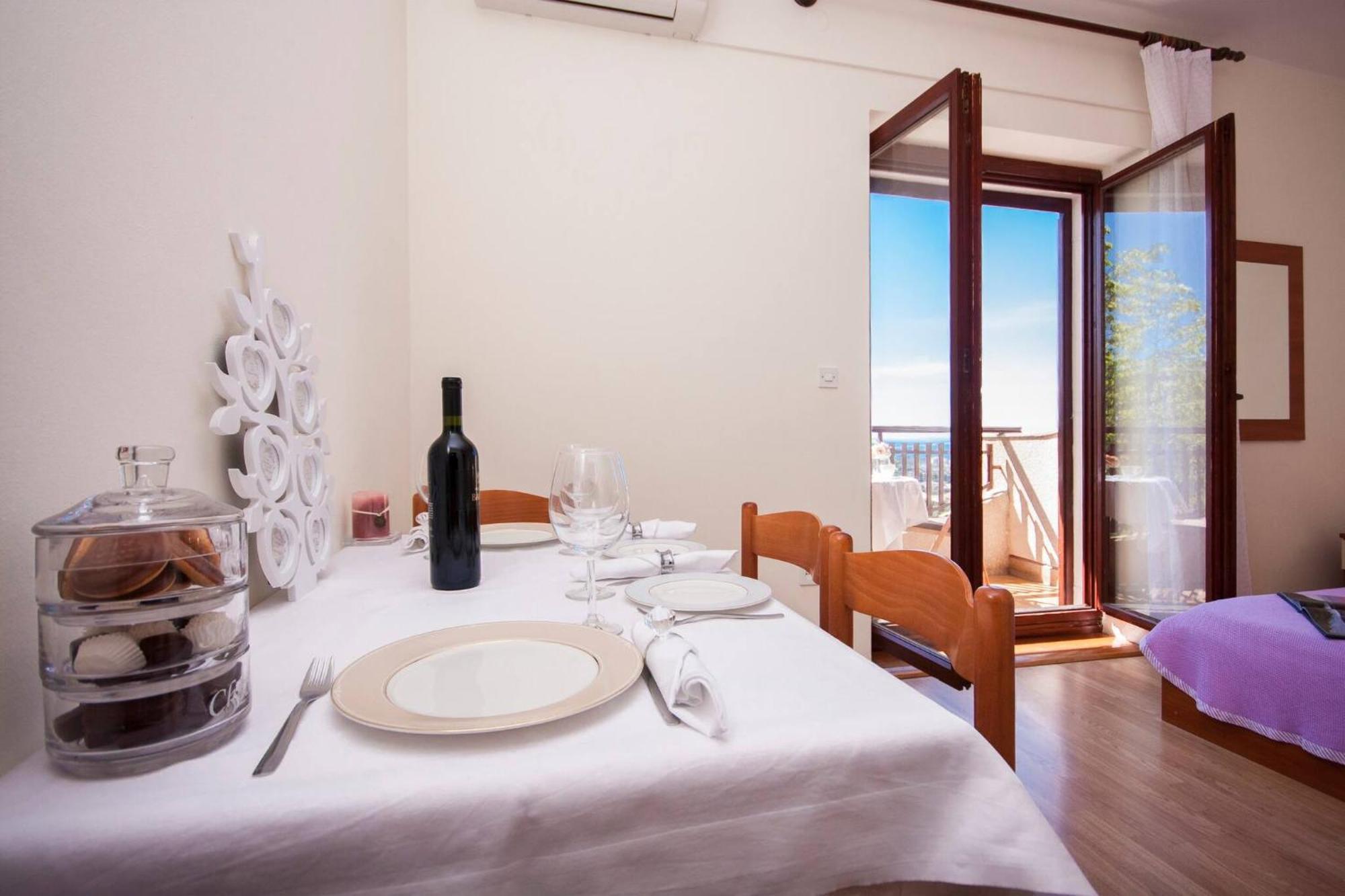 פרימוסטן Family Apartments & Rooms Mikelin מראה חיצוני תמונה