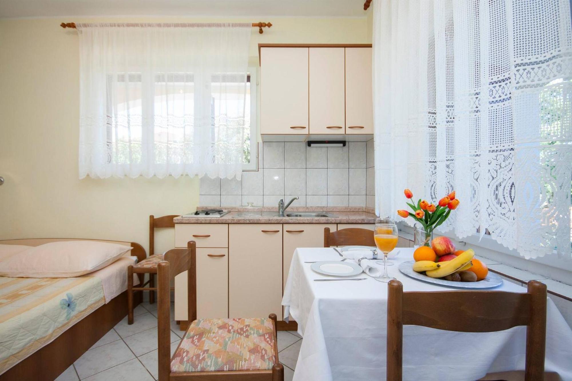 פרימוסטן Family Apartments & Rooms Mikelin מראה חיצוני תמונה