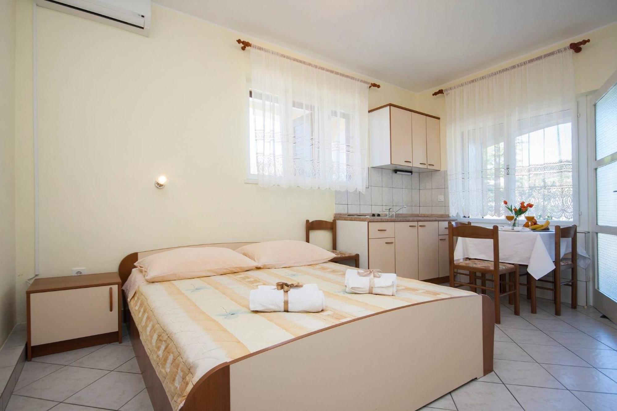 פרימוסטן Family Apartments & Rooms Mikelin מראה חיצוני תמונה