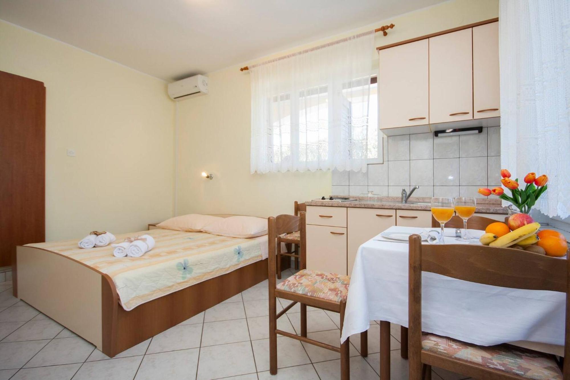 פרימוסטן Family Apartments & Rooms Mikelin מראה חיצוני תמונה